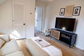 TV - Yes Way Rose' - 1 Bed 1 Bath in South Knoxville (Knoxville)