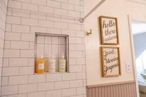 Interior - Yes Way Rose' - 1 Bed 1 Bath in South Knoxville (Knoxville)