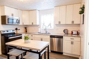 Jääkaappi, mikroaaltouuni, uuni, liesi