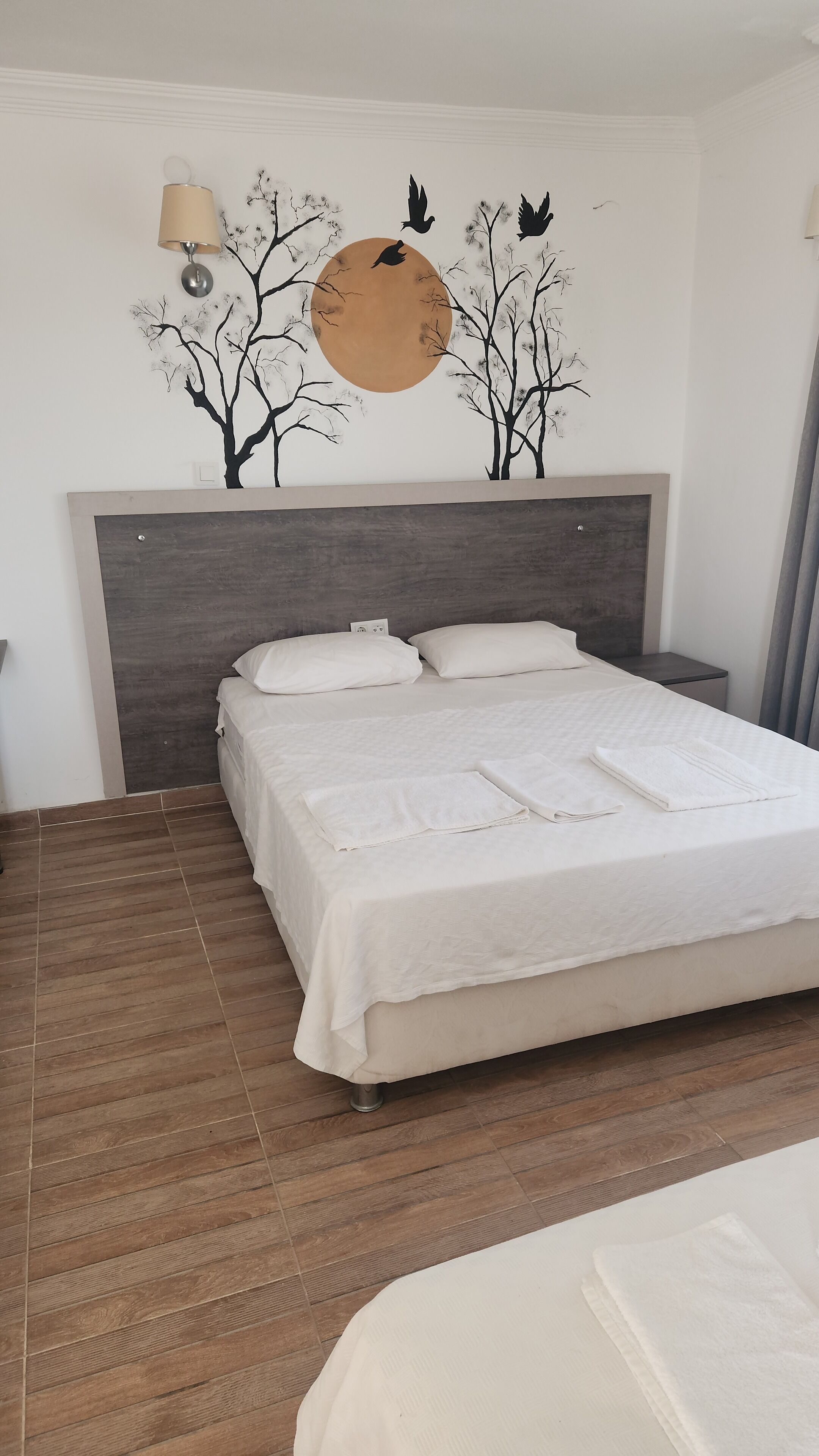 办公桌、笔记本电脑工作区、免费 WiFi