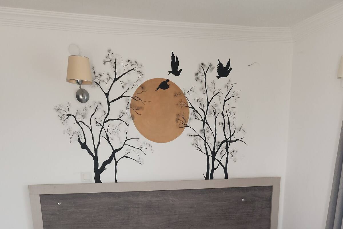 Skrivebord, skrivebord for bærbar PC og wi-fi (inkludert)