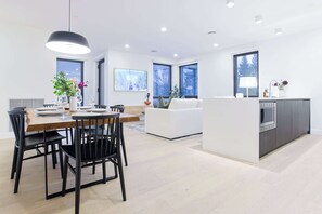 Dining - Peak To Green Getaway - Townhouse (Revelstoke)