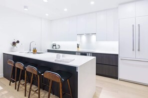 Fridge, microwave, stovetop, dishwasher - Peak To Green Getaway - Townhouse (Revelstoke)