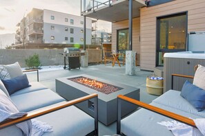 Terrace/patio - Peak To Green Getaway - Townhouse (Revelstoke)