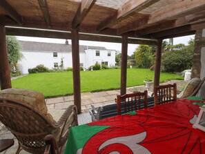 Outdoor dining - Cae Adar Farm (Wrexham)