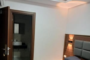 Basic Triple Room | Soundproofing, free WiFi