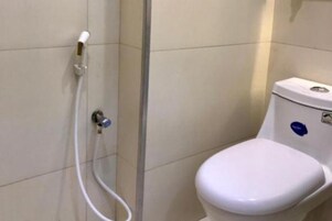 Kolmen hengen perushuone | Kylpyhuone | Hiustenkuivaaja, pyyhkeet, vessapaperi