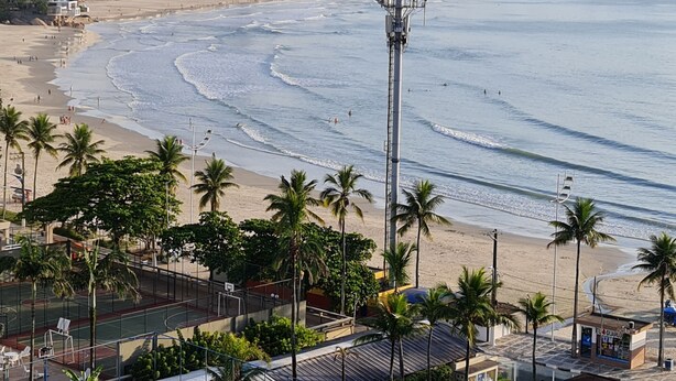 Sun-loungers - Beachfront accommodation on Astúrias Beach. Spacious and comfortable. WiFi. (Guarujá)