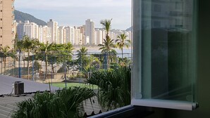 Interior - Beachfront accommodation on Astúrias Beach. Spacious and comfortable. WiFi. (Guarujá)