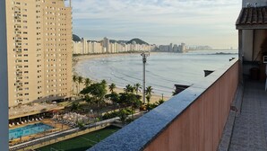 Property grounds - Beachfront accommodation on Astúrias Beach. Spacious and comfortable. WiFi. (Guarujá)