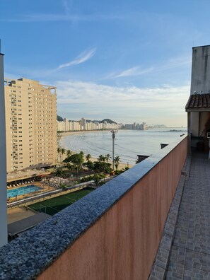 Property grounds - Beachfront accommodation on Astúrias Beach. Spacious and comfortable. WiFi. (Guarujá)