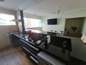 Fridge, microwave, oven, stovetop - Beachfront accommodation on Astúrias Beach. Spacious and comfortable. WiFi. (Guarujá)