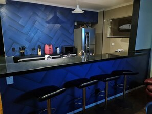 Interior - Beachfront accommodation on Astúrias Beach. Spacious and comfortable. WiFi. (Guarujá)