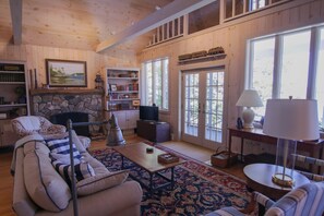 Living area - Waterfont Southport, Maine Cottage - Beautifully appointed 3-bedroom getaway (Southport)