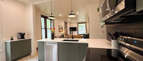 Micro-ondes, four, plaque de cuisson, lave-vaisselle