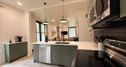 Renovated 2-bed house with A/C - Walk to the Bitterroot River and downtown