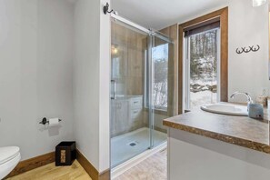 Shower, hair dryer - Heated Pool*Hot tub*Golf - Family Cottage on Lac de l'Argile (Notre-Dame-de-la-Salette)