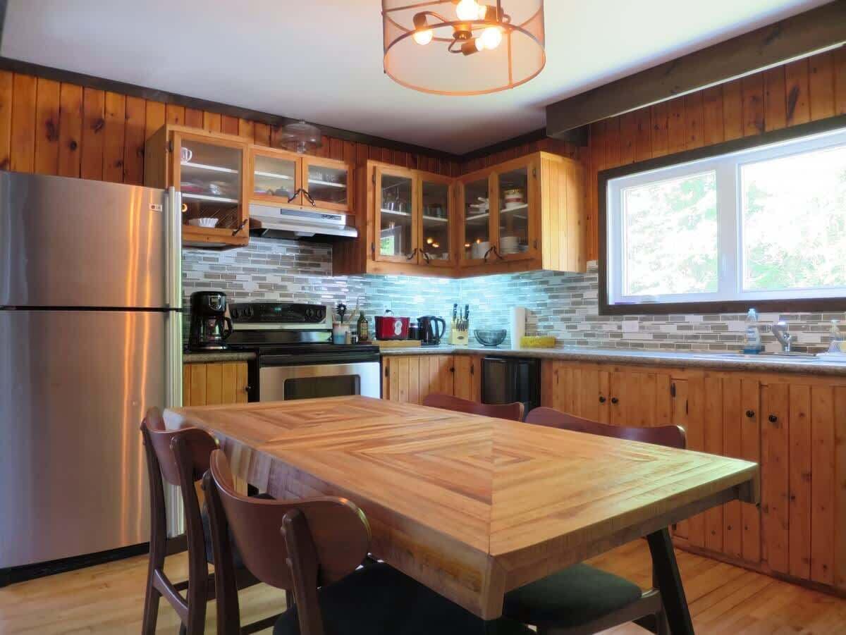 Fridge, oven, stovetop, coffee/tea maker