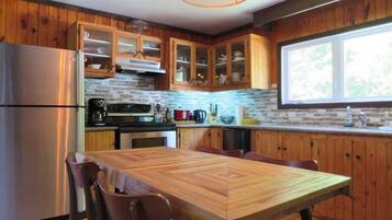 Fridge, oven, stovetop, coffee/tea maker