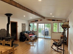 Una televisión, una chimenea