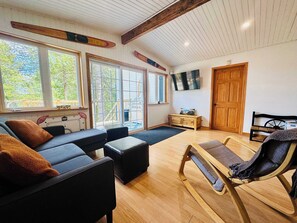 Una televisión, una chimenea