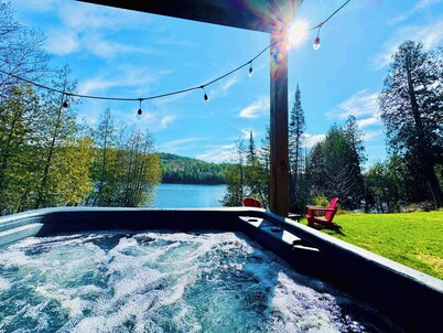 Waterfront, Hot tub, Beautiful Modern Chalet Skyville
