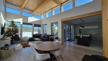 Télévision, baby-foot, espaces bureaux