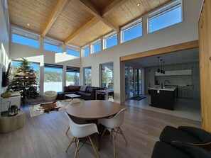 Televisión, futbolito y oficina 