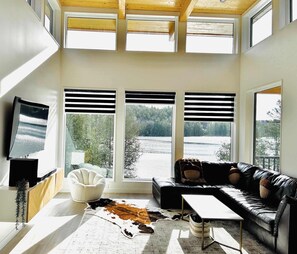 Televisión, futbolito y oficina 