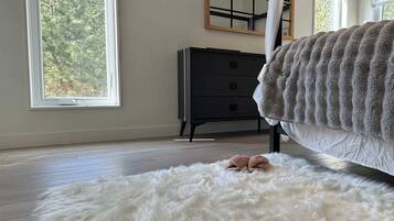 4 bedrooms, desk, WiFi, bed sheets