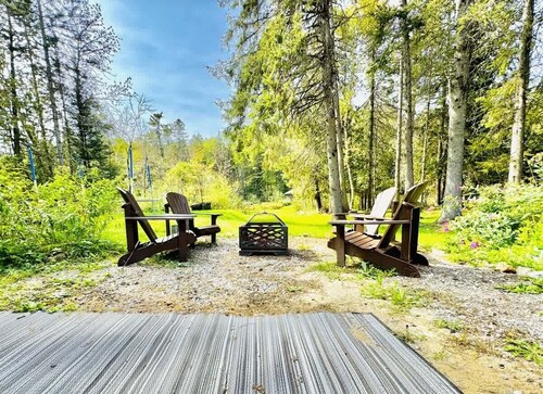 Chalet du Ruisseau-Direct Access to Lake Michel, Enjoy Nature Year-Round