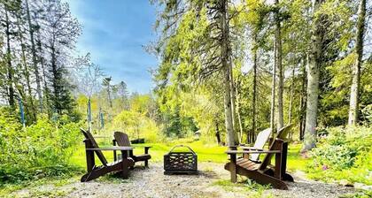 Chalet du Ruisseau-Direct Access to Lake Michel, Enjoy Nature Year-Round