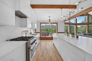 Fridge, microwave, oven, stovetop - Alpine View Lodge - Cozy Private Chalet in Mont-Tremblant (Mont-Tremblant)