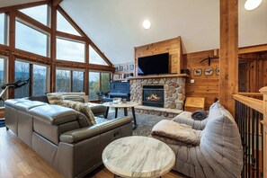 TV, fireplace, stereo, offices - Alpine View Lodge - Cozy Private Chalet in Mont-Tremblant (Mont-Tremblant)