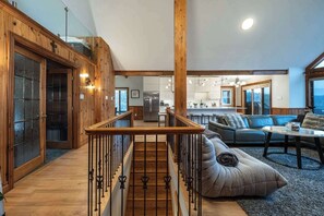 TV, fireplace, stereo, offices - Alpine View Lodge - Cozy Private Chalet in Mont-Tremblant (Mont-Tremblant)