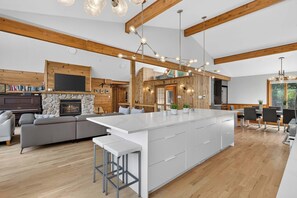 Interior - Alpine View Lodge - Cozy Private Chalet in Mont-Tremblant (Mont-Tremblant)