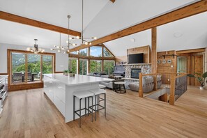 Interior - Alpine View Lodge - Cozy Private Chalet in Mont-Tremblant (Mont-Tremblant)