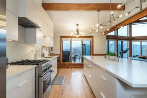 Fridge, microwave, oven, stovetop - Alpine View Lodge - Cozy Private Chalet in Mont-Tremblant (Mont-Tremblant)