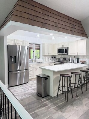 Private kitchen - HUGE 2 living room house with Movie theater. Pocono Escape. (Tobyhanna)