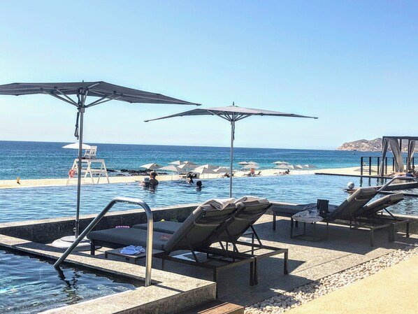 Una piscina al aire libre, una piscina climatizada