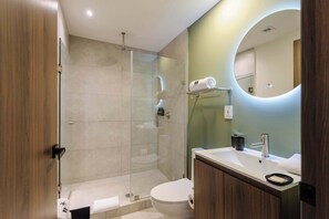 Shower, hair dryer, towels, shampoo - w* | Dreamlike 1BR in the Heart of Cuauhtemoc (Ciudad de México)