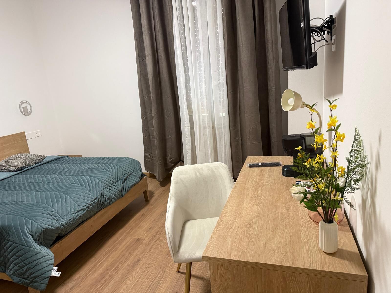 Comfort-Doppel- oder -Zweibettzimmer | Zimmersafe, Schreibtisch, laptopgeeigneter Arbeitsplatz