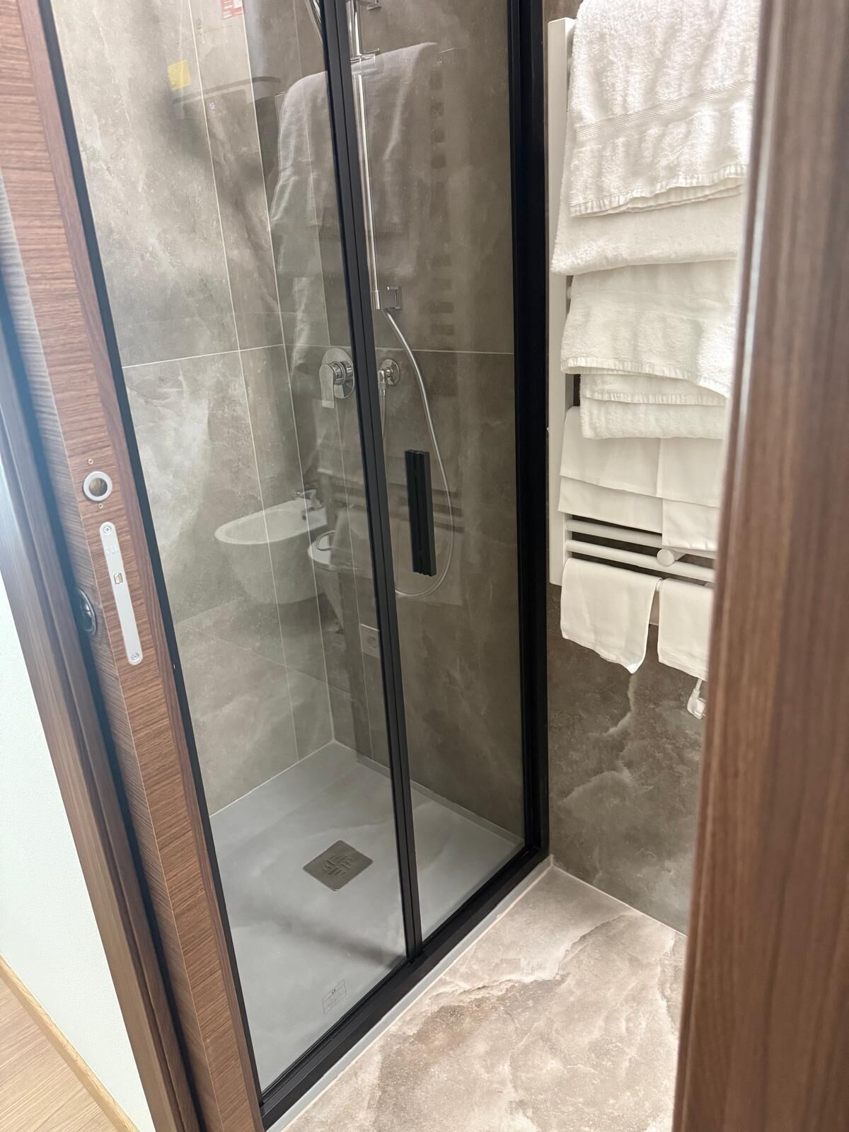 컴포트 더블룸 또는 트윈룸 | 욕실 | 샤워 시설, 헤어드라이어, 타월, 비누