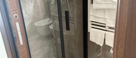 Comfort Double or Twin Room | Bathroom