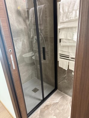 Comfort Δίκλινο Δωμάτιο (Double ή Twin) | Μπάνιο | Ντουζιέρα, πιστολάκι μαλλιών, πετσέτες, Σαπούνι