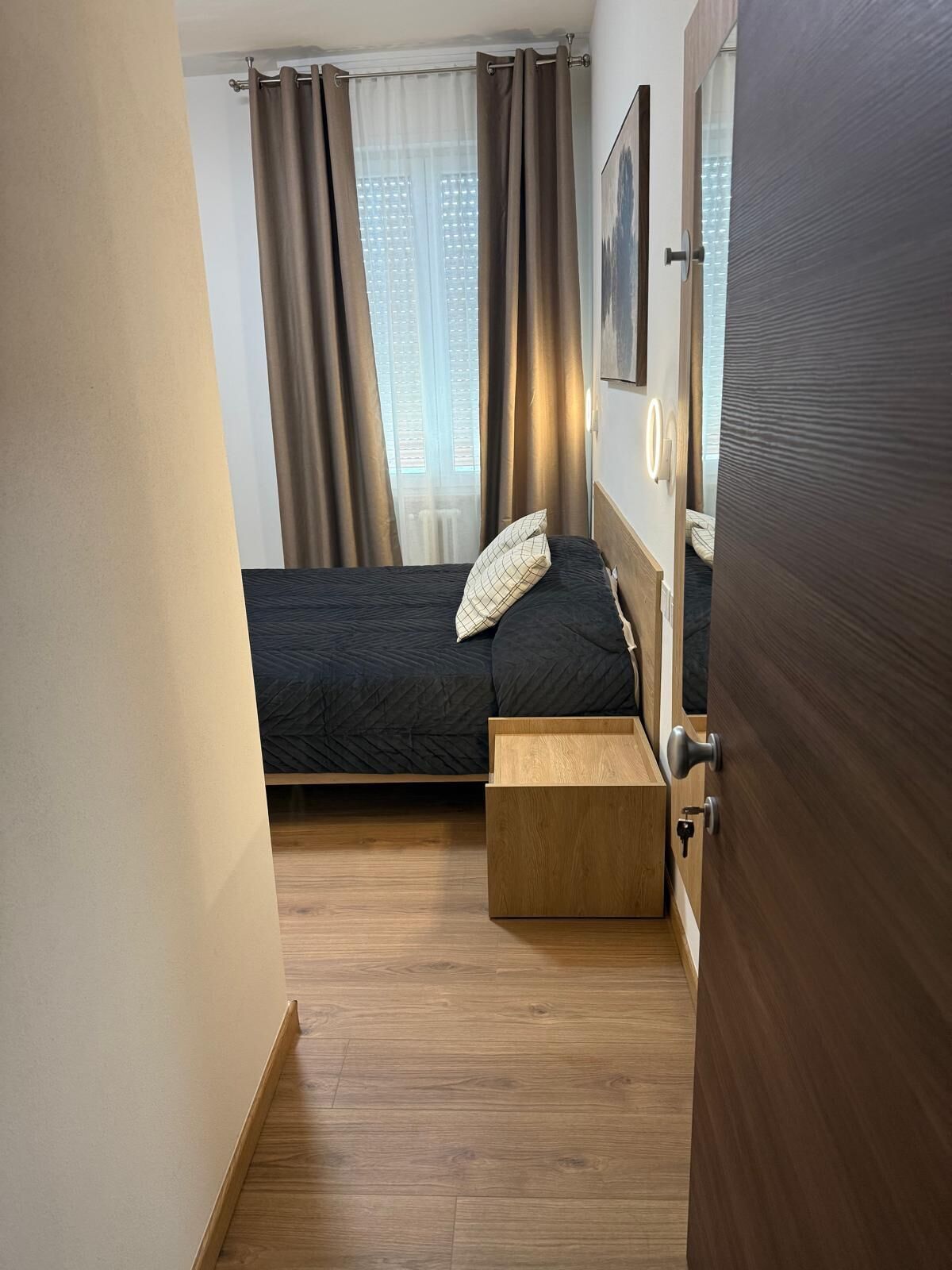 Safe på rommet, skrivebord og skrivebord for bærbar PC