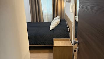 Safe på rommet, skrivebord og skrivebord for bærbar PC