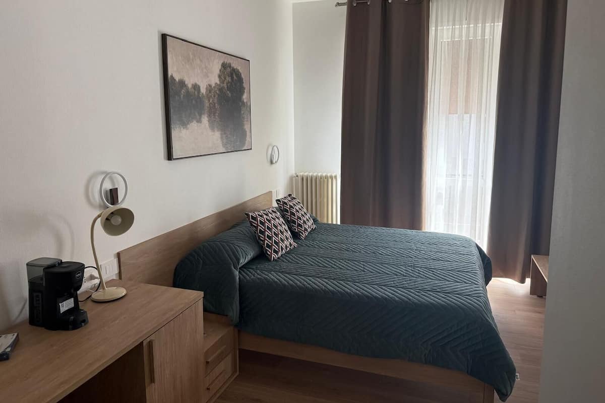 舒適雙人或雙床房 | 房內夾萬、書桌、手提電腦工作空間、遮光窗簾/窗簾