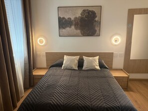 Caja de seguridad en la habitación y escritorio 