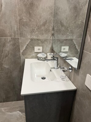 Ντουζιέρα, πιστολάκι μαλλιών, πετσέτες, Σαπούνι